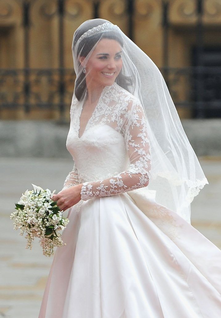 Kate Middleton Arrives at Royal Wedding with White Bouquet – photo by ...