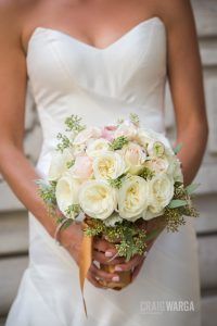 Shelby & Jon - Bouquet Cream Garden Rose Blush Rose Blush Ranunculus Seeded Euc Gold Wrap - Bryant Park - by Craig Warga Photography (4)